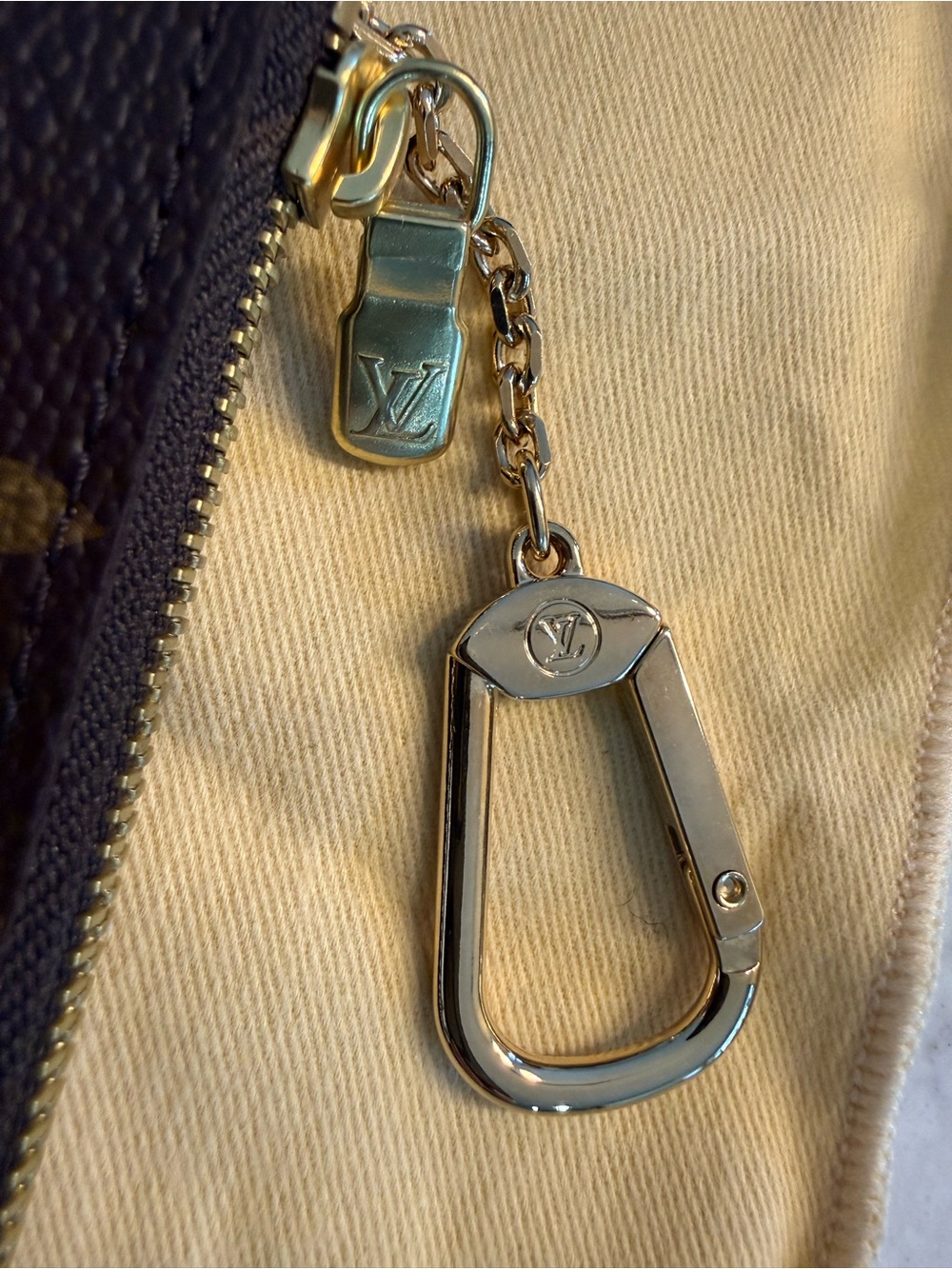 ❗️SOLD❗️Never used! Vintage Louis Vuitton Key Pouch LV Monogram Keychain - Picture 4 of 9